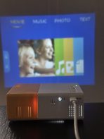 Mini Proyector amarillo - Imagen 3